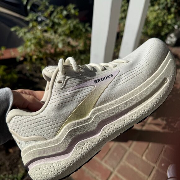 Brooks Ghost Max 2 Women's Size 8 (Wide B) Coconut | Lavender | Cream - Picture 2 of 7